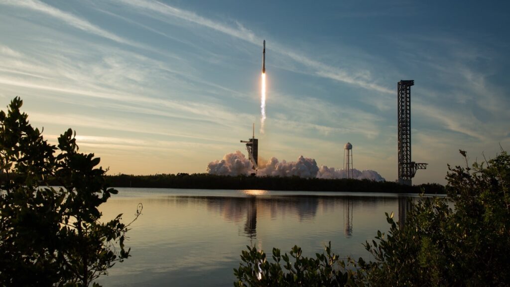 Décollage d'une fusée Falcon 9 de SpaceX depuis le Centre spatial Kennedy