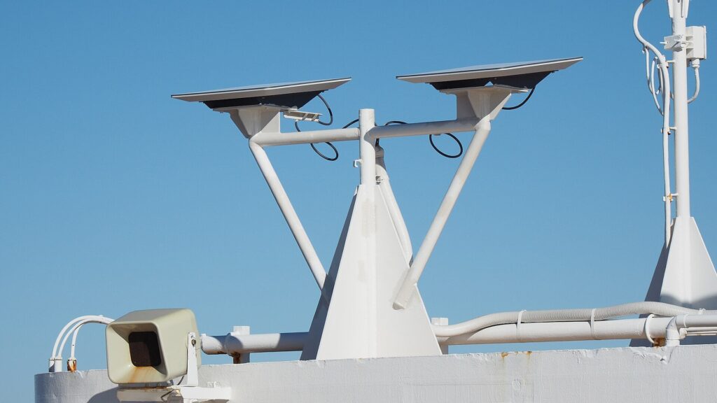Antenne de réception Starlink installée à l'extérieur d'une habitation